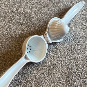 The Pampered Chef Citrus Press White Manual Handheld Lemon Lime Juicer